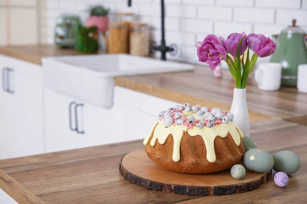 Пасхальный Торт Покрашенными Яйцами Цветами Тюльпанов Кухне — стоковое фото