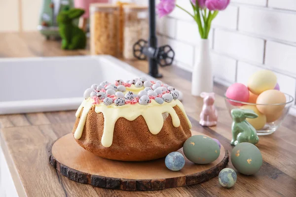 Пасхальный Торт Покрашенными Яйцами Кроликами Цветами Тюльпанов Кухонном Столе — стоковое фото