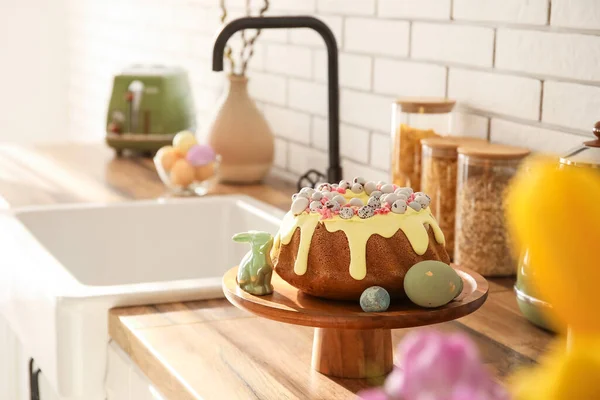 Десертный Стенд Пасхальным Тортом Покрашенными Яйцами Кроликом Кухонном Столе — стоковое фото