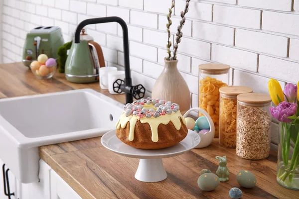 Десертный Стенд Пасхальным Тортом Покрашенными Яйцами Кухонном Столе — стоковое фото