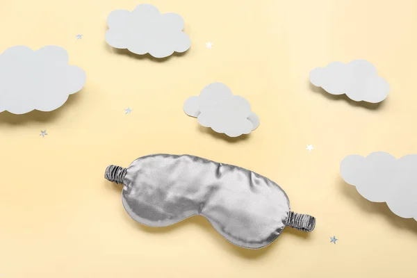 Composição Com Máscara Dormir Nuvens Papel Confete Sobre Fundo Cor — Fotografia de Stock