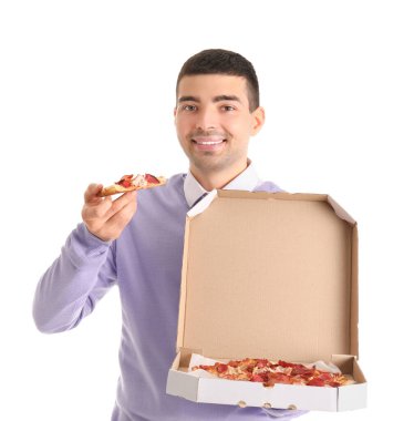 Yakışıklı genç adam beyaz arka planda taze pizza yiyor.