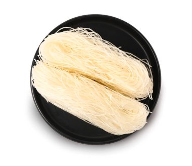 Beyaz arka plan üzerinde çiğ pirinç noodle ile plaka