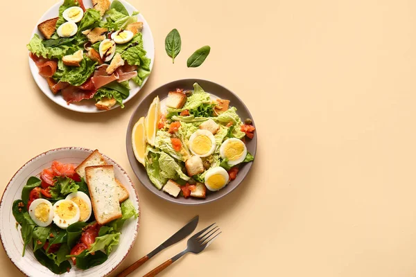 Тарелки Вкусных Салатов Вареными Яйцами Бежевом Фоне — стоковое фото