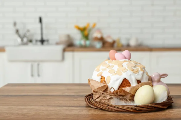 달걀을칠 카운터에 화환을 부활절 케이크 — 스톡 사진