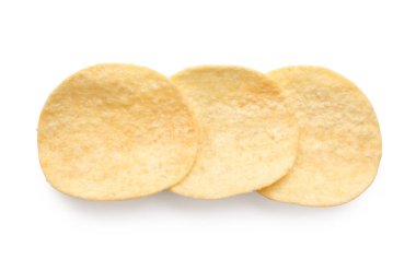 Beyaz arka plan üzerinde izole lezzetli patates cipsi