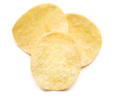 Beyaz arka plan üzerinde izole lezzetli patates cipsi