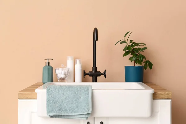 Table Sink Bath Accessories Houseplant Beige Wall — Stock Photo, Image