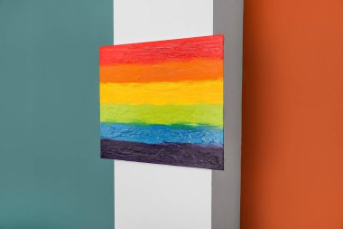 Renk duvarına LGBT bayrağı boyama