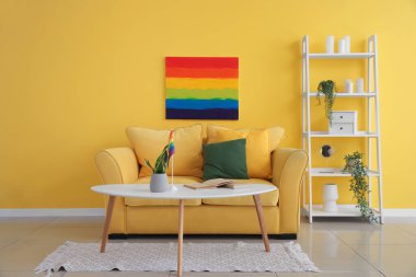 Kanepe, raf ve gökkuşağı resimli şık bir oturma odası.