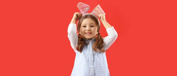 Malá Dívka Velikonoční Zajíček Uši Červeném Pozadí — Stock fotografie