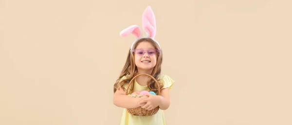 Chica Divertida Con Orejas Conejo Cesta Pascua Sobre Fondo Beige — Foto de Stock