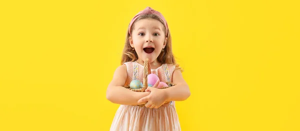 Překvapená Holčička Velikonočním Košem Žlutém Pozadí — Stock fotografie