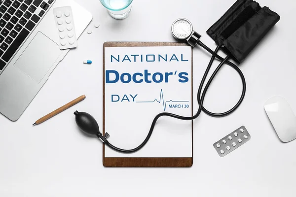 Deska Tekstem National Doctors Day Laptop Sfigmomanometr Leki Jasnym Tle — Zdjęcie stockowe