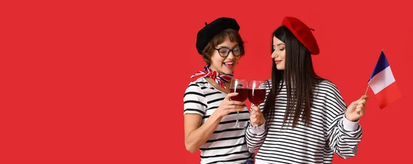 Lesbianas Jóvenes Con Bandera Francia Vino Sobre Fondo Rojo Con —  Fotos de Stock