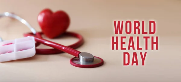 Stetoskop Tabletkami Beżowym Tle Zbliżenie Światowy Dzień Zdrowia — Zdjęcie stockowe
