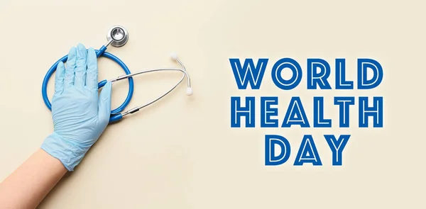 Ręka Lekarza Stetoskopem Beżowym Tle Światowy Dzień Zdrowia — Zdjęcie stockowe
