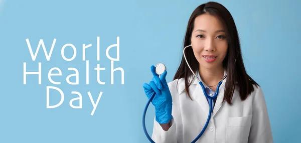 Azjatycki Lekarz Stetoskopem Jasnoniebieskim Tle Światowy Dzień Zdrowia — Zdjęcie stockowe