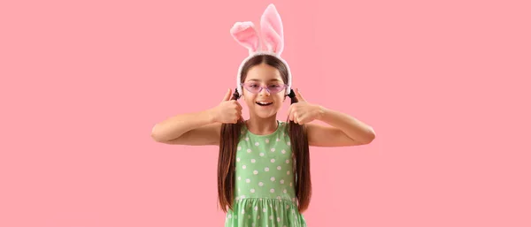 Мила Маленька Дівчинка Вухами Кролика Показує Великий Палець Рожевому Фоні — стокове фото