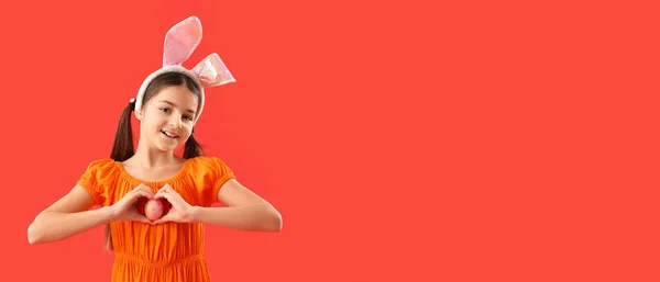 Little Girl Bunny Ears Easter Egg Red Background Space Text — Stock Photo, Image
