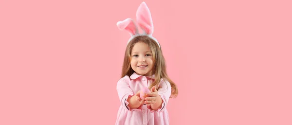 Симпатична Дівчина Вухами Кролика Великоднім Яйцем Рожевому Фоні — стокове фото