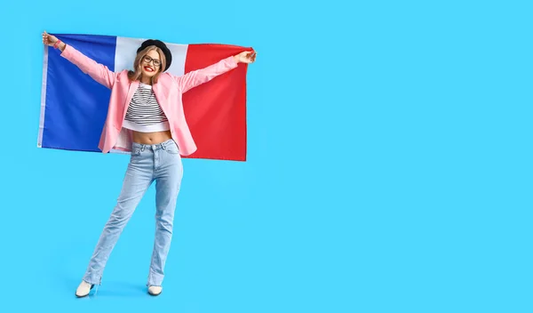 Hermosa Joven Con Bandera Francia Sobre Fondo Azul Claro Con —  Fotos de Stock