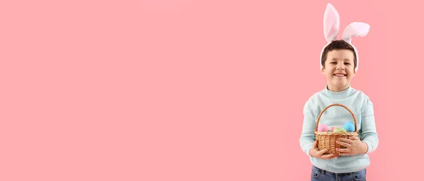 Schattig Jongetje Met Konijntjes Oren Paasmandje Roze Achtergrond Met Ruimte — Stockfoto