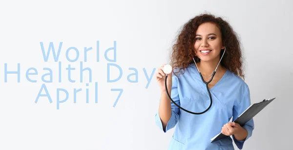 Młoda Afroamerykańska Pielęgniarka Stetoskopem Jasnym Tle Światowy Dzień Zdrowia — Zdjęcie stockowe