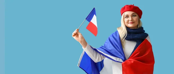 フランスの旗を持つ美しい女性のためのテキストのためのスペースとライトブルーの背景 — ストック写真
