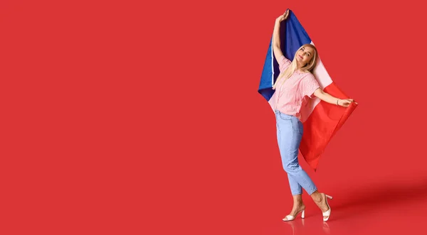 Mulher Bonita Com Bandeira França Fundo Vermelho Com Espaço Para — Fotografia de Stock