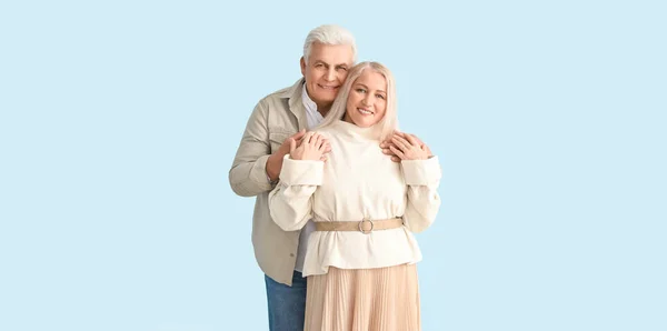 Retrato Feliz Pareja Ancianos Sobre Fondo Claro — Foto de Stock