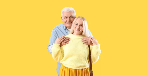 Retrato Feliz Pareja Ancianos Sobre Fondo Amarillo — Foto de Stock