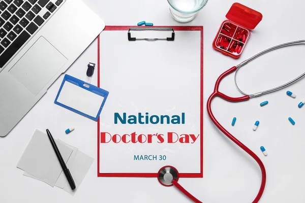 Deska Tekstem National Doctors Day Laptop Stetoskop Leki Jasnym Tle — Zdjęcie stockowe