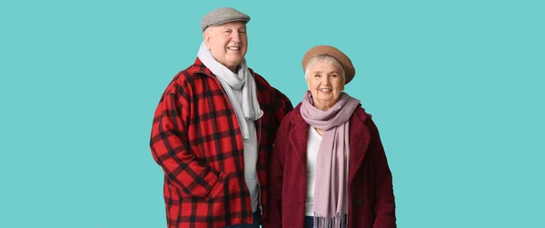 Szczęśliwa Para Seniorów Niebieskim Tle — Zdjęcie stockowe