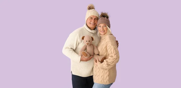 Gelukkig Volwassen Paar Winter Kleding Met Speelgoed Lila Achtergrond — Stockfoto