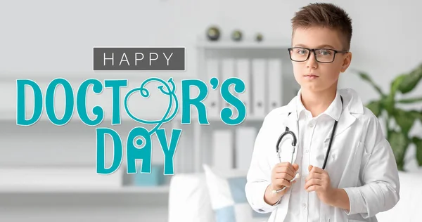 Kartka Życzeniami Narodowy Dzień Lekarza Uroczym Małym Chłopcem — Zdjęcie stockowe