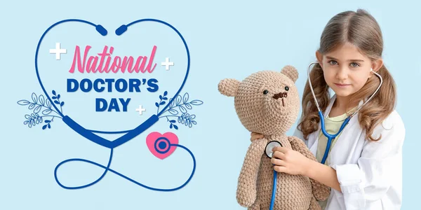 Kartka Życzeniami Narodowy Dzień Lekarza Uroczą Dziewczynką Bawiącą Się Misiaczkiem — Zdjęcie stockowe