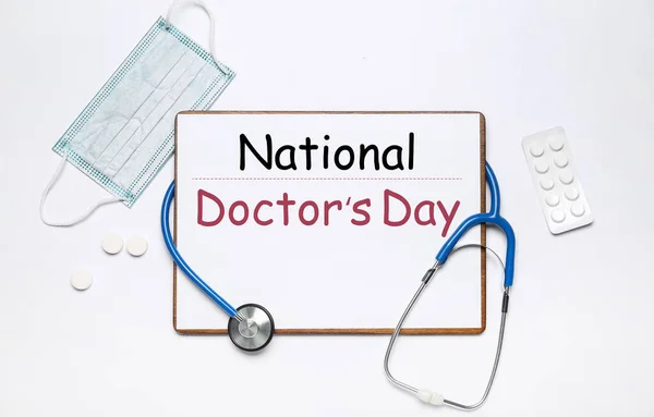 Papier Tekstem National Doctors Day Stetoskop Maska Medyczna Leki Białym — Zdjęcie stockowe