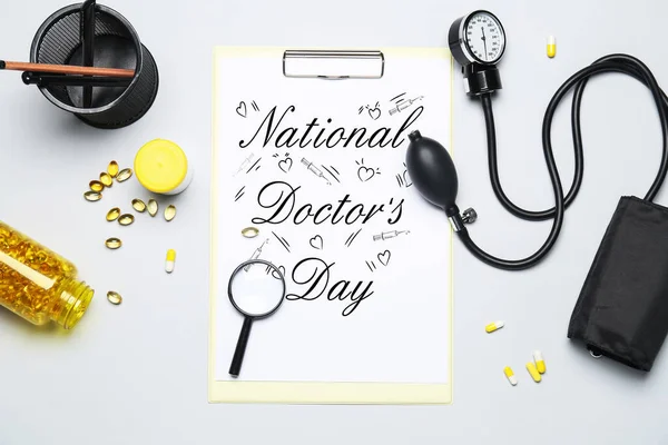 Deska Tekstem National Doctors Day Tabletki Sfigmomanometr Jasnym Tle — Zdjęcie stockowe