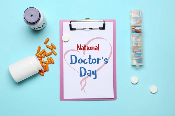 Área Transferência Com Texto National Doctors Day Drogas Fundo Azul — Fotografia de Stock