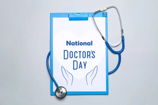 Deska Tekstem National Doctors Day Stetoskop Jasnym Tle — Zdjęcie stockowe