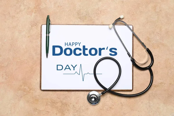 Papier Tekstem Dzień Doktorów Happy Stetoskop Beżowym Tle — Zdjęcie stockowe