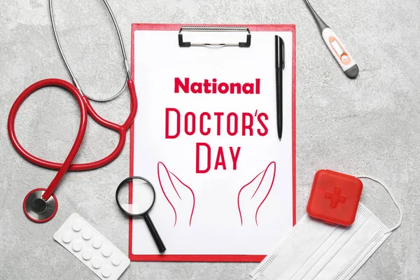 Deska Tekstem National Doctors Day Stetoskop Maska Medyczna Leki Jasnym — Zdjęcie stockowe