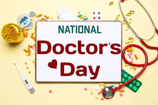 Papier Tekstem National Doctors Day Stetoskop Leki Beżowym Tle — Zdjęcie stockowe