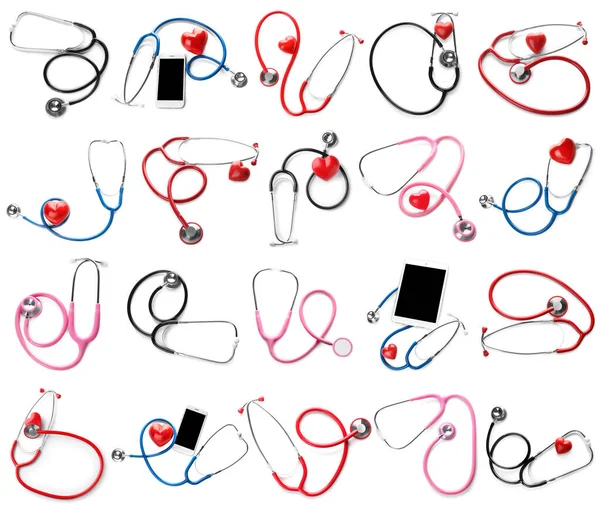 Conjunto Estetoscópios Com Corações Vermelhos Gadgets Fundo Branco Conceito Saúde — Fotografia de Stock