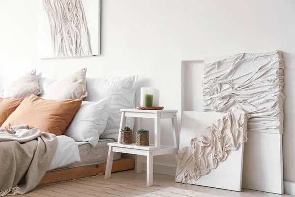 Interieur Van Moderne Slaapkamer Met Trapladder Creatief Artwork — Stockfoto