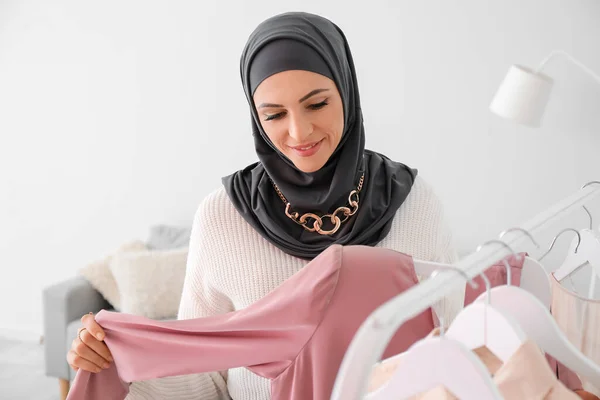 Beautiful Muslim Woman Rack Clothes Home — Stock Photo, Image