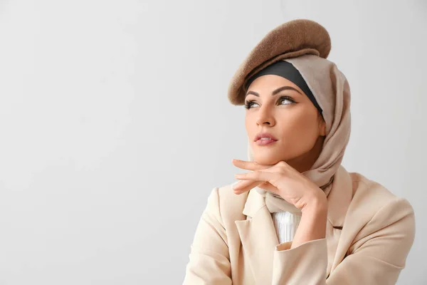 Snygg Muslimsk Kvinna Ljus Bakgrund Närbild — Stockfoto