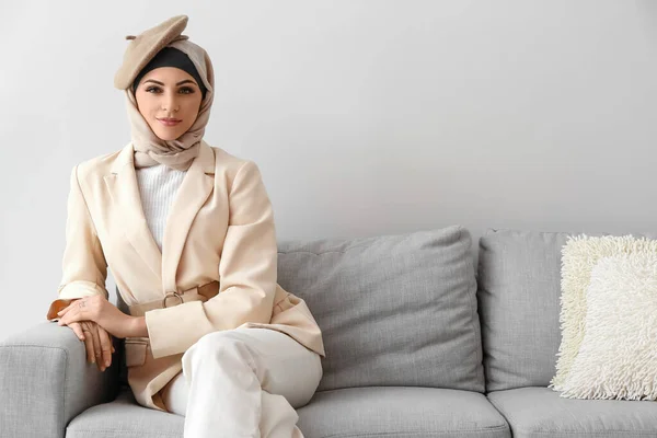 Mulher Muçulmana Elegante Sentada Sofá Casa — Fotografia de Stock