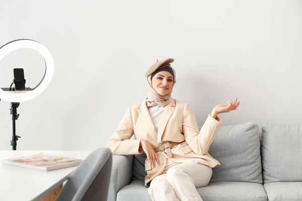 Elegante Mujer Musulmana Sentada Sofá Casa —  Fotos de Stock